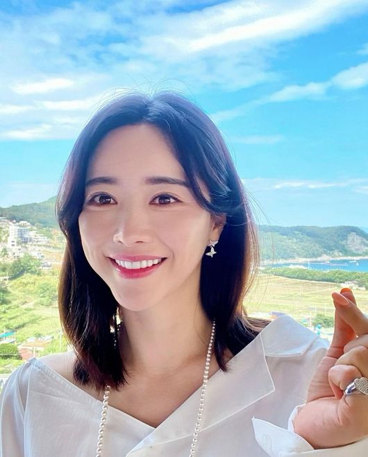Actor Hong Soo-Ah showed beautiful looks that appeared to pop out of the Fairytale.Hong Soo-Ah posted a picture and a picture on his instagram on the 15th, South Sea is beautiful.The photo shows Hong Soo-Ah, who is living his daily life in the South Sea, with a white blouse and a fashion sense of Hong Soo-Ah in light jeans.Hong Soo-Ah showed beautiful looks as if she were out of a Fairytale.Beautiful looks of a coexistence of beauty and innocence are admirable.On the other hand, Hong Soo-Ah appears in Sanji Direct Song Project, Commerce scheduled to be broadcast on Channel A.