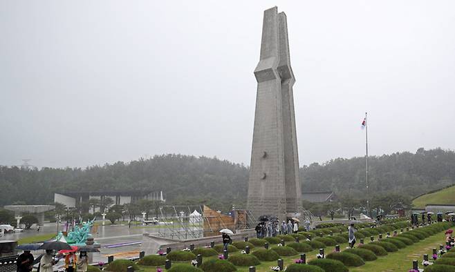 16일 광주 북구 운정동 국립5·18민주묘지를 찾은 참배객들의 발길이 이어지고 있다. 뉴스1