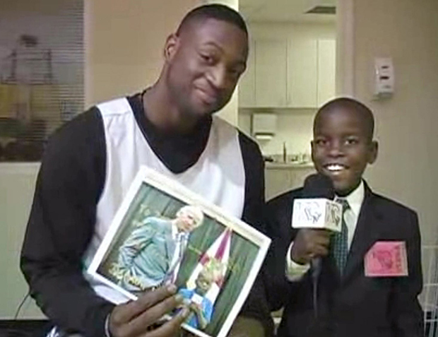 NBA 스타 드웨인 웨이드와 인터뷰 중인 어린 시절 위버.