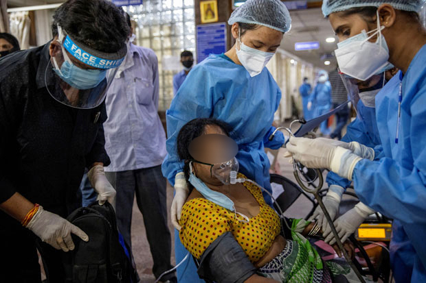 29일(현지시간) 인도 뉴델리의 한 병원 응급실에서 코로나19 환자가 치료를 받고 있다./로이터 연합뉴스(기사 내용과 무관함)