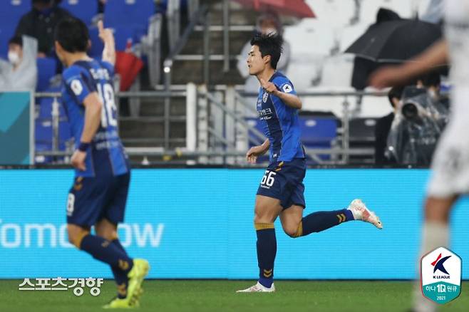울산 현대 설영우가 16일 울산문수축구경기장에서 열린 하나원큐 K리그1 2021 16라운드 수원 삼성과 경기에서 후반 39분 동점골을 넣은 뒤 세리머니를 하고 있다.  프로축구연맹 제공