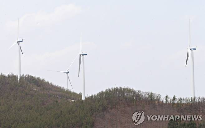 태백지역에 세워진 풍력발전기 [촬영 배연호]