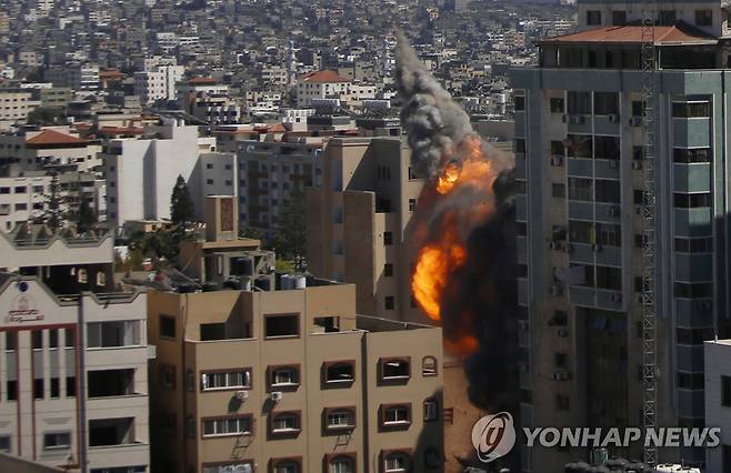 15일 가자지구의 AP통신 등 외신사 입주 건물이 이스라엘군의 공습으로 불타고 있다. [AP=연합뉴스]