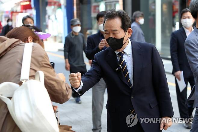 정세균, 광주 금남로서 민심 탐방 (광주=연합뉴스) 정회성 기자 = 정세균 전 국무총리가 29일 오후 광주 동구 금남로에서 시민과 인사하고 있다. 퇴임 이후 대권 행보에 나선 정 전 총리는 전날 광주를 찾아 호남 민심을 살피고 있다. 2021.4.29 hs@yna.co.kr