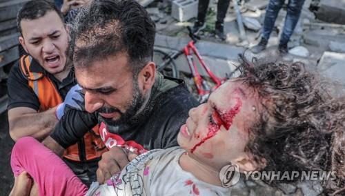 이스라엘의 폭격으로 무너진 건물 더미에서 구해낸 딸을 안은 가자지구 주민 [epa=연합뉴스]