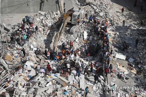 이스라엘군의 폭격으로 무너진 건물 잔해에서 진행되는 구조작업 [AFP=연합뉴스]