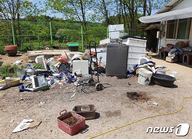 개 30여 마리와 사는 A씨 집 앞에 쓰레기가 쌓여 있다. © 뉴스1 최서윤 기자