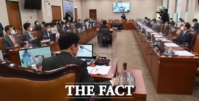 더불어민주당 송갑석 간사(가운데)가 17일 오전 서울 여의도 국회에서 열린 산업통상자원중소벤처기업위원회 전체회의에서 의사봉을 두드리고 있다. /국회=남윤호 기자