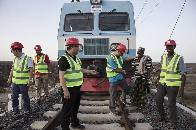 아프리카 동부 에티오피아의 철도 건설 현장에서 중국 기술자들이 현지인과 인사하고 있다. /트위터 캡처