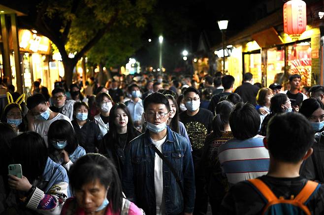 중국 노동절 연휴 나들이 인파 몰린 베이징 전통골목. /AFP 연합뉴스