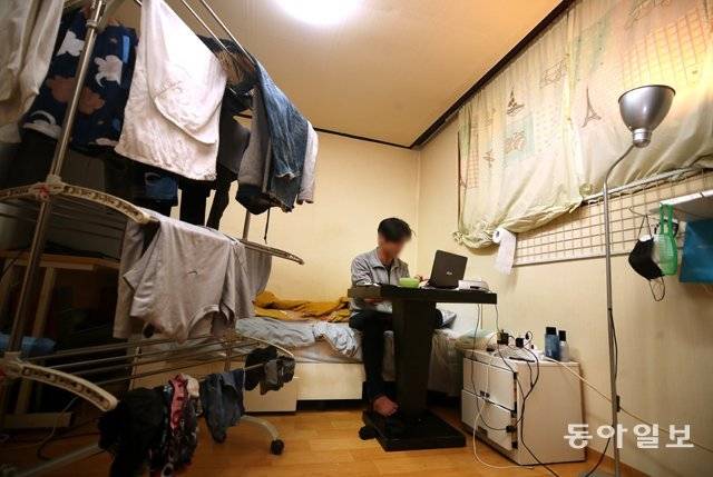 서울 도봉구의 8평짜리 반지하 전셋집에 9년째 홀로 살고 있는 이모 씨(40). 1년 전 신종 코로나바이러스 감염증(코로나19) 
여파로 실직한 뒤 생활고가 심해지자 그는 요즘 동남아 이민을 알아보며 외국어 공부를 하고 있다. 장승윤 기자 
tomato99@donga.com