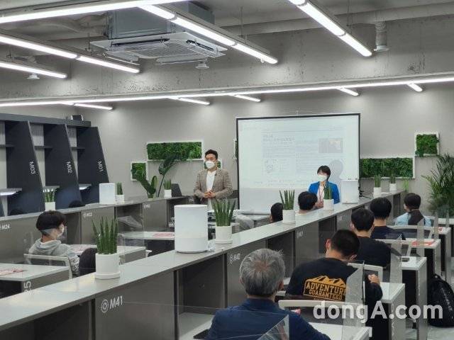 백태규 잇올그룹 대표(왼쪽 상단)가 15일 관리형 스터디카페 전주중화산점 운영 방침에 대해 설명하고 있다. 잇올그룹 제공