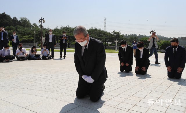 미래통합당 김종인 비상대책위원장이 2020년 8월 19일 광주 북구 국립5·18민주묘지에서 무릎을 꿇고 참배했다. 김 위원장은 “일백 번이라도 사과하고 반성했어야 마땅한데, 이제야 그 첫걸음을 떼었다”며 15초가량 묵념했다. 지상욱 여의도연구원장, 김은혜 대변인도 김 대표 뒤에서 함께 무릎을 꿇었다. 보수정당 대표가 광주에서 5·18민주화운동에 대해 무릎 꿇고 사과한 것은 처음이다. 광주=박영철 기자