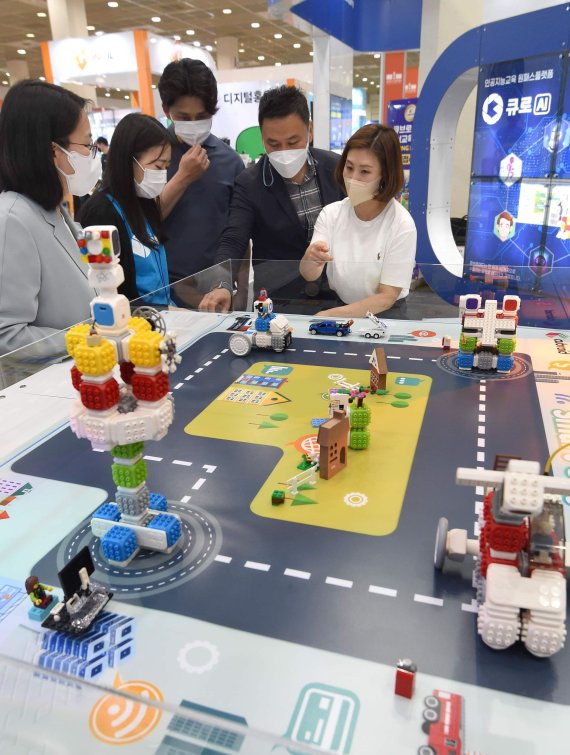 '제18회 대한민국교육박람회'가 17일 서울 영동대로 코엑스에서 개막했다. 참가자들이 코딩의 개념을 배우고 실습할 수 있는 교육용 코딩블럭을 시연하고 있다. 사진=김범석 기자