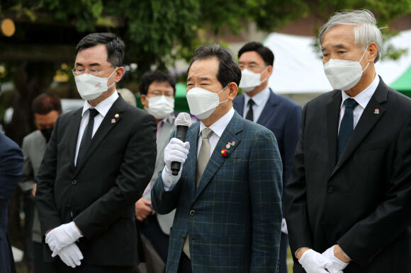 정세균 전 국무총리(가운데)가 17일 오후 전남 순천시 덕연동 여순항쟁위령탑을 찾아 여순사건 특별법에 대해 입장을 밝히고 있다. 연합뉴스