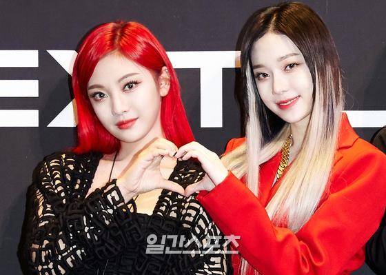 에스파(aespa)가 17일 오전 세 번째 싱글앨범 'Next Level' 발매 기념 기자간담회를 온라인으로 진행했다. 에스파(카리나, 윈터, 지젤, 닝닝) 멤버 닝닝과 윈터가 포토타임에서 포즈를 취하고 있다. 〈사진=SM엔터테인먼트〉 김진경 기자 kim.jinkyung@jtbc.co.kr/2021.05.17/