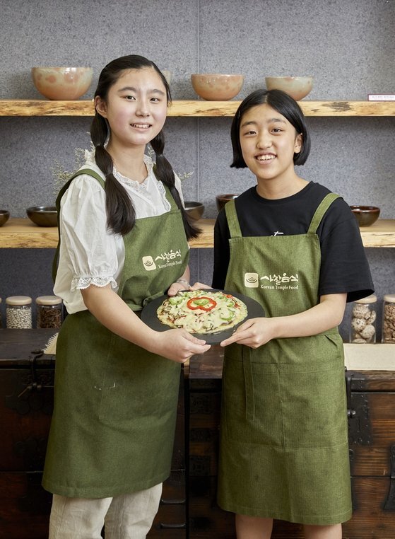 (왼쪽부터) 오주연 학생기자와 송윤서 학생기자가 사찰음식 조리법으로 가지 피자를 직접 만들어봤다.