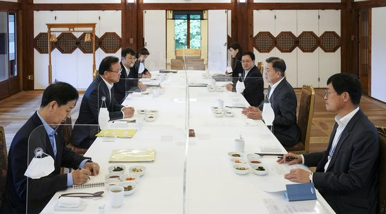 문재인 대통령이 청와대 상춘재에서 김부겸 국무총리와 주례회동을 하고있다. 연합뉴스