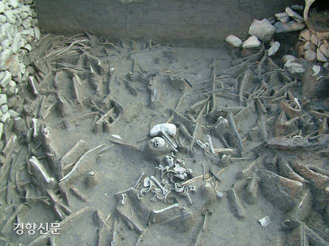 동래읍성 해자에서는 임진왜란 발발 초기인 1592년 4월15일 벌어진 동래성 전투 직후의 참혹한  광경을 재현할 수 있다. 죄없는 민간인들이 떼죽음을 당해 이곳에 버려졌음을 알 수 있다. |경남문화재연구원 제공