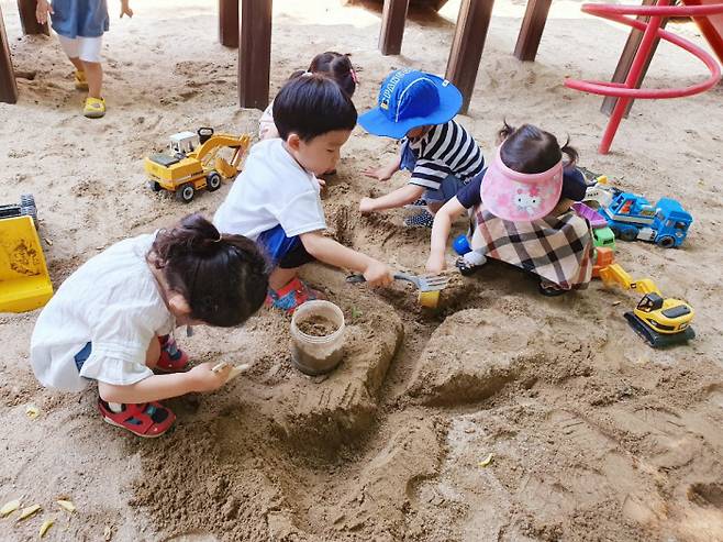 서울시 생태친화 어린이집 원아들이 모래놀이를 하고 있는 모습. 서울시 제공