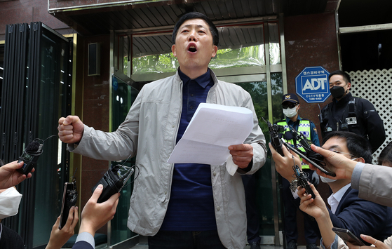 North Korean activist Park Sang-hak denounces a police raid on May 6 to investigate the group's claims of having sent leaflets over the demilitarized zone into the North. [YONHAP]