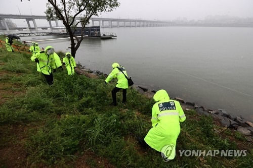 16일 오전 서울 반포한강공원 택시 승강장 인근에서 경찰이 고 손정민 씨 친구의 휴대폰을 수색하고 있다. 연합뉴스