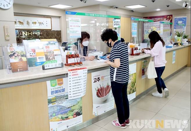 여성농어업인 행복카드 발급 모습.