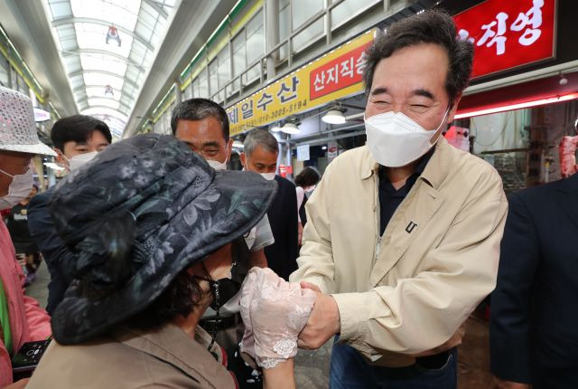 이낙연 전 더불어민주당 대표가 지난 14일 오전 광주 북구 말바우시장에서 상인과 시민들을 만나고 있는 모습. 연합뉴스