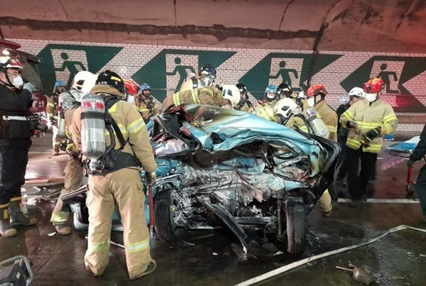 지난해 12월16일 오후 9시10분쯤 인천시 중구 수도권 제2외곽순환고속도로 북항 터널 김포방향에서 술을 마시고 벤츠 승용차를 몰던 40대 남성이 앞서가던 마티즈 승용차 후미를 들이받았다. 당시 처참히 부서진 차량의 화재를 진압하는 소방관들의 모습. 인천소방본부 제공