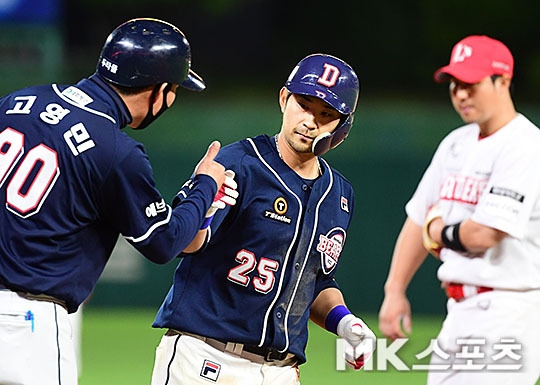 두산 베어스 강승호(가운데)가 17일 인천 SSG랜더스필드에서 열린 2021 KBO리그 SSG 랜더스와의 경기에서 9회초 2점 홈런을 기록했다. 사진(인천)=김영구 기자