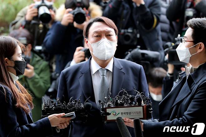 (서울=뉴스1) 박지혜 기자 = 윤석열 검찰총장이 4일 오후 서울 서초구 대검찰청 현관에서 총장직 사퇴 의사를 발표하고 있다. 윤 총장은 최근 '중대범죄수사청' 설치 문제를 두고 여권과 날카롭게 대립해 왔다. 2021.3.4/뉴스1