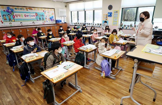 전국 유치원과 초·중·고교의 2021학년도 신학기 첫 등교가 시작된 올 3월2일 오전 인천시 연수구 청량초등학교에서 1학년 학생들이 교사와 인사하고 있다. [연합]