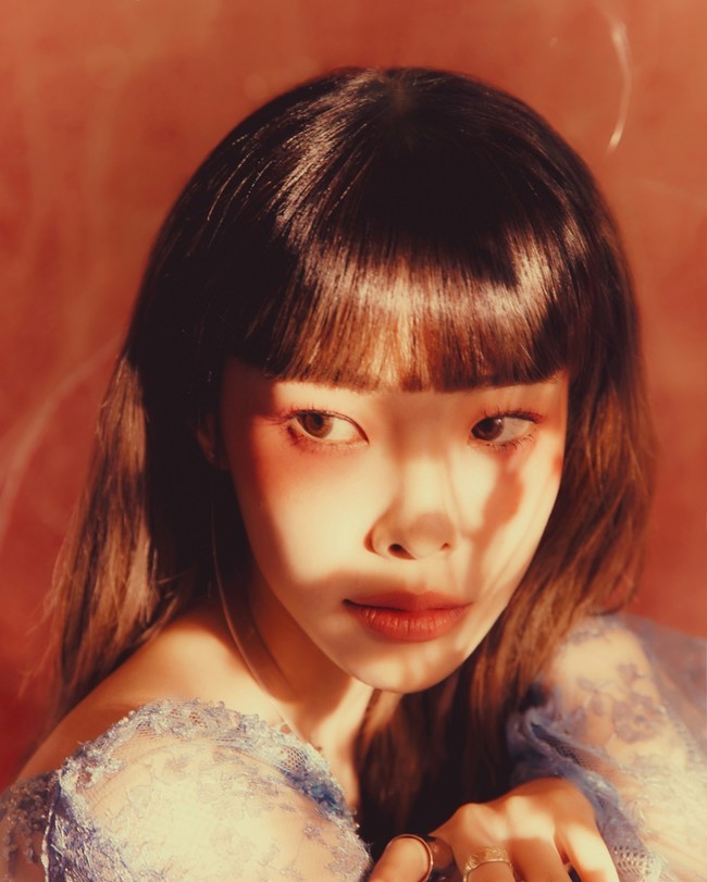 A new EP album cover Image from singer-songwriter Heize has been released.P NATION released album covers and Teaser Images of Heizes seventh EP HAPPEN sequentially on its official SNS on May 16.Inside the album cover, Heizes deep-eyed close-up shot is impressive.Heizes dreamy visuals, which blend with the brilliant sunshine, raise questions about the new concept.In addition, the Teaser Image, which was unveiled on the same day, featured Heize, wearing a dress with feathers added to the background of the red sky, and radiating a mysterious Aura.Heize overwhelms the gaze, creating a city-wide, sophisticated mood from various angles.In the previously released Teaser, Heize also attracted attention with his appearance beyond the glass with the droplets, and his colorful and lonely atmosphere surrounded by colorful flowers.HAPPEN, which melts various feelings and stories about love, is a new album released by Heize in about 11 months and is the first album released after joining Pine, who is headed by Psy last year.Producers Yu Gun-hyung, Tablo, Giri Boy, GLEAM, Han Yo-han, and featuring artists such as Gary, Changmo, Kim Pil and Ahn Ye-eun make the album look forward to high perfection.