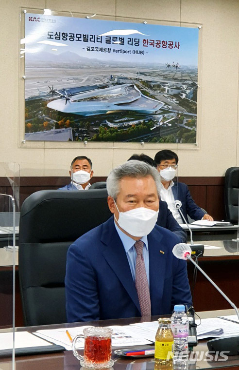 [서울=뉴시스]홍찬선 기자 = 손창완 한국공항공사 사장이 17일 오전 서울 강서구 공사 대회의실에서 열린 해외사업 추진 관련 기자간담회에 참석해 모두발언을 하고 있다. 2021.05.17. mania@newsis.com