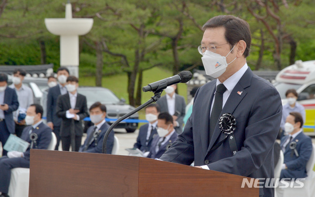 [광주=뉴시스] 변재훈 기자 = 5·18민주화운동 41주기를 하루 앞둔 17일 광주 북구 운정동 국립 5·18민주묘지에서 열린 추모제에 참석한 이용섭 광주시장이 추모사를 낭독하고 있다. 2021.05.17. wisdom21@newsis.com