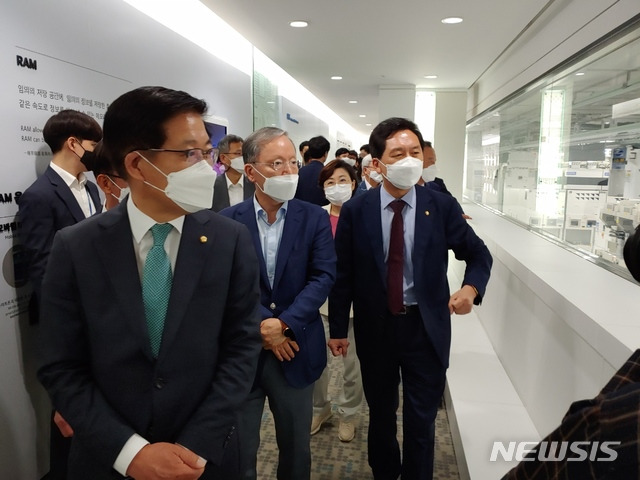 [서울=뉴시스]김승민 기자 = 김기현 국민의힘 원내대표 겸 대표 권한대행이 17일 오후 삼성 화성캠퍼스를 찾아 현장을 시찰하고 있다. 2021.05.17. ksm@newsis.com