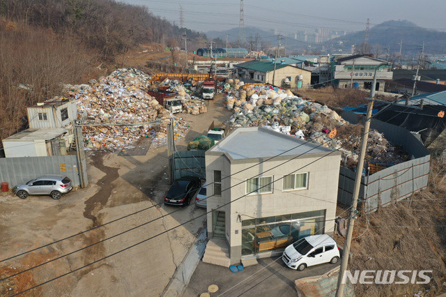 [시흥=뉴시스]김병문 기자 = 전 시흥시의회 의원이 광명시흥 신도시 투기 의혹을 받고 있는 9일 오전 경기 시흥시 과림동 소재 의원의 딸 명의로 구입한 땅에 지어진 2층 건물이 보이고 있다. 2021.03.09. dadazon@newsis.com