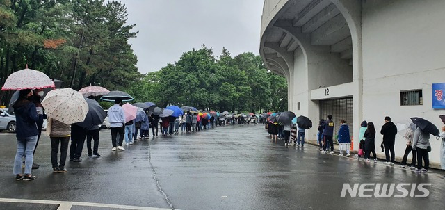 [경주=뉴시스]이은희 기자= 17일 경주 시민운동장에서 코로나19 검사 대기자들이 줄을 서고 있다. 2021.5.17. leh@newsis.com