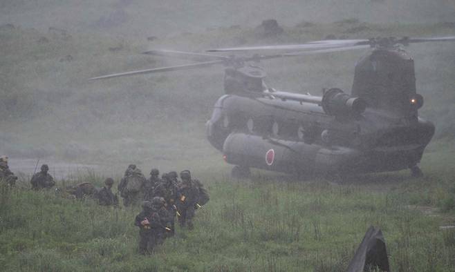 프랑스 육군 병력이 지난 15일 일본 기리시마훈련장에서 실시된 미국·프랑스·일본 연합훈련 중 일본 육상자위대의 CH-47 치누크 헬기에서 내려 이동하고 있다. 기리시마훈련장=AP연합뉴스