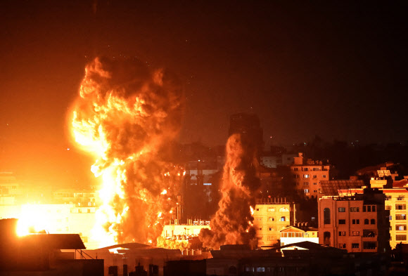 이스라엘의 공습으로 불타오르는 가자지구 건물 AFP 연합뉴스