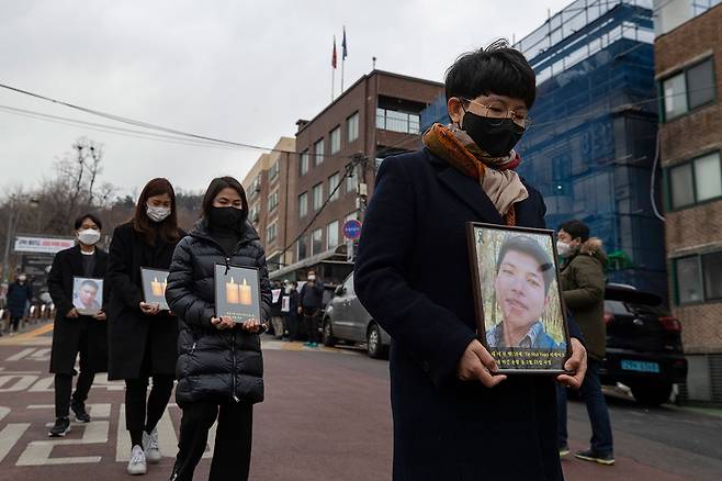 2월25일 주한 미얀마 대사관 앞에서 군부에 의해 사망한 시민들의 영정을 든 재한 미얀마 시민단체 사람들. ⓒ시사IN 조남진