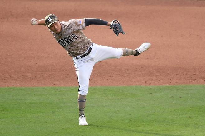 샌디에이고 김하성이 17일 세인트루이스전에서 6회초 수비때 폴 골드슈미트의 타구를 잡아 러닝스로를 하고 있다. USA투데이연합뉴스