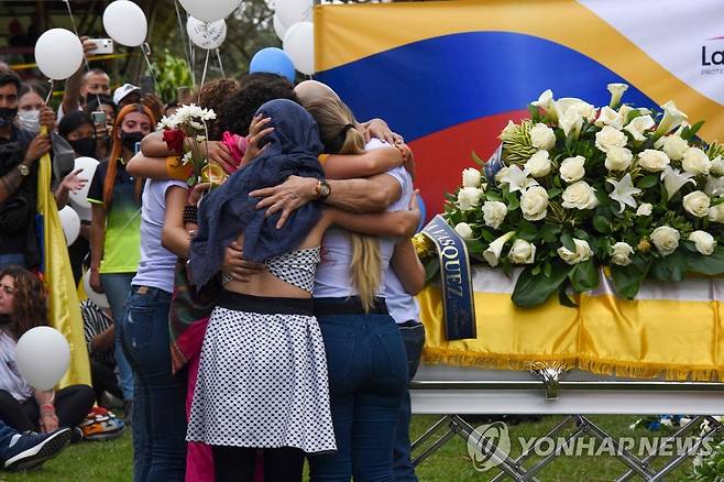 콜롬비아 시위 도중 경찰 총에 맞아 숨진 루카스 비야(37)의 장례식 [AFP=연합뉴스]