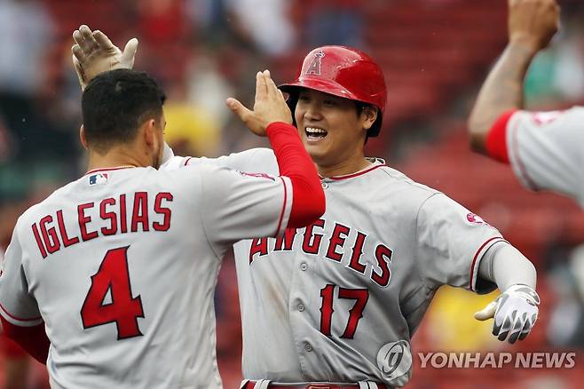 역전 홈런 기뻐하는 오타니 [AP=연합뉴스]