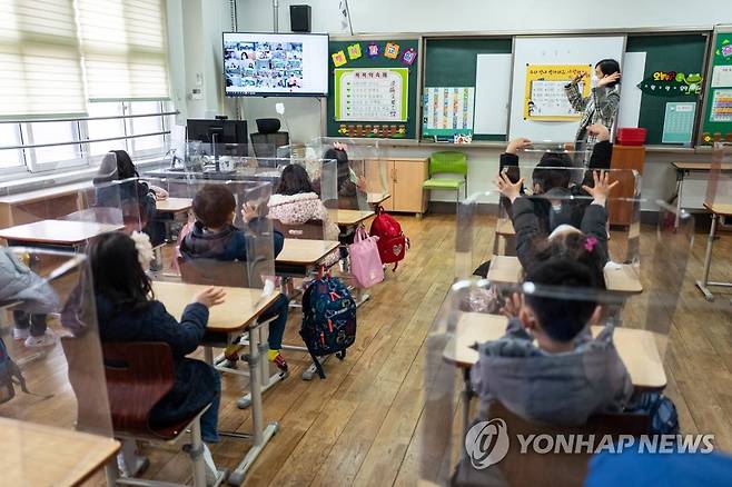 교실 풍경 지난 3월 2일 오전 서울 강남구 포이초등학교에서 열린 개학식에서 학생들이 인사를 하고 있다.[사진공동취재단]