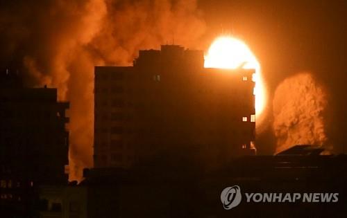 이스라엘군의 폭격 이후 가자지구의 한 건물에서 화염과 연기가 치솟고 있다. [로이터=연합뉴스]