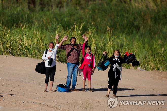 유마 국경에서 자수하는 불법입국 시도자들 [AFP=연합뉴스 자료사진]