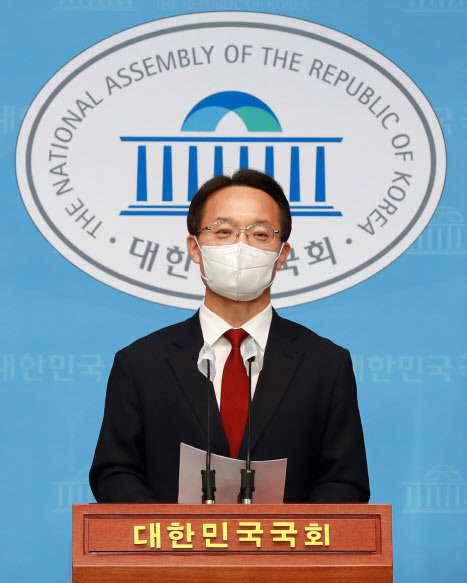 조해진 국민의힘 의원이 18일 오후 서울 여의도 국회 소통관에서 전당대회 관련 기자회견을 하고 있다.(사진=연합뉴스)