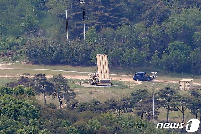 지난 14일 오전 국방부와 미군이 경북 성주군 초전면 소성리 사드(THAAD·고고도미사일방어체계) 기지에 생필품과 공사자재 등을 반입하는 과정에서 이를 저지하려는 사드 반대단체 및 주민과 경찰이 충돌하며 갈등을 빚었다. 이날 오후 사드 기지에서 주한미군 관계자로 보이는 이들이 발사대를 점검하는 모습이 포착됐다. 2021.5.14/뉴스1 © News1 공정식 기자