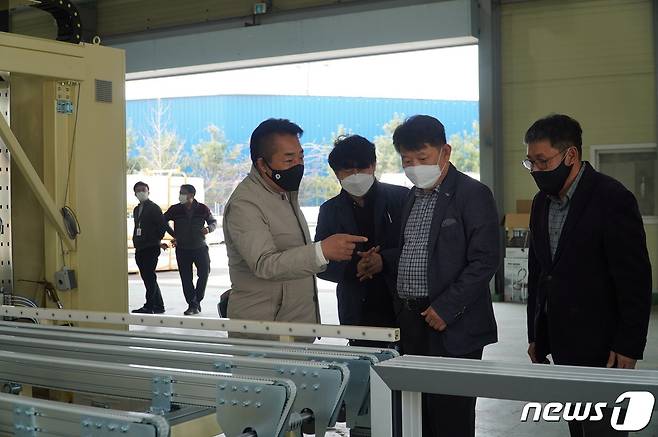 안흥국 한샘 리하우스사업본부 사장(오른쪽 둘째) 및 관계자들이 완성창 자동화 라인을 살펴보고 있다. © 뉴스1